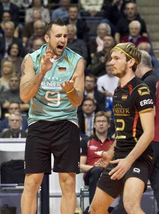 Georg GROZER (9 GER) motiviert Ferdinand TILLE (12 GER) Gruppenspiel: Polen - Deutschland am 08.01.2016 Volleyball Europaeisches Olympia Qualifikationsturnier 2016 in Berlin, Deutschland,