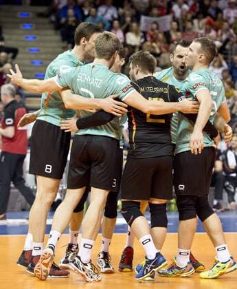Jubel nach einem Punktgewinn: vl - Marcus BOEHME (8 C GER), Sebastian SCHWARZ (3 GER), Ferdinand TILLE (12 GER), Georg GROZER (9 GER) und Denys KALIBERDA (6 GER) Gruppenspiel: Polen - Deutschland am 08.01.2016 Volleyball Europaeisches Olympia Qualifikationsturnier 2016 in Berlin, Deutschland,