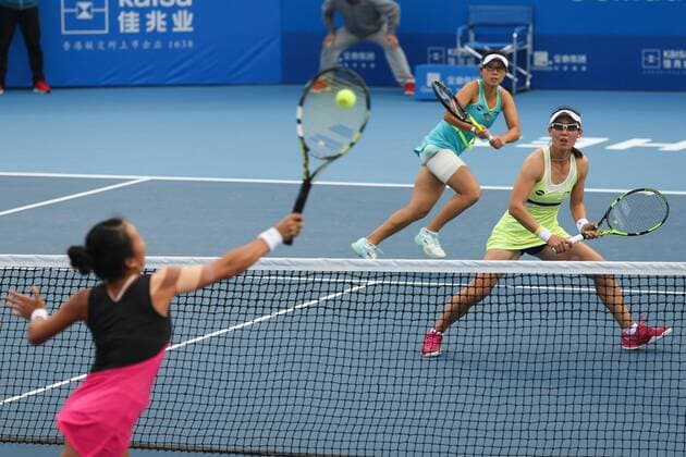 SHENZHEN, CHINA - JANUARY 09: (CHINA OUT) Vania King (L) of USA returns a shot during a match with Monica Niculescu of Romania against Xu Yifan (C) of China and Zheng Saisai of China in Women s doubles final match on day seven of 2016 WTA Tennis Damen Shenzhen Open at Longgang Sports Center on January 9, 2016 in Shenzhen, Guangdong Province of China.  CFP477956320 
