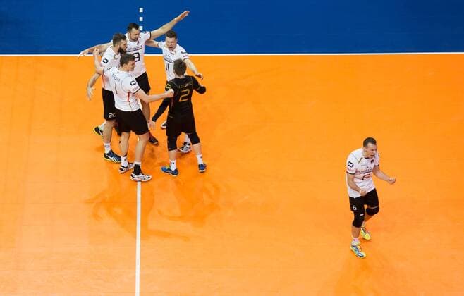 Berlin, Deutschland, 09.01.2016: Volleyball Olympia Qualifikation Männer Maenner 2016 - Spiel Deutschland - Russland. Jubel Deutschland v.li. Philipp Collin (Germany 20), Christian Fromm (Germany 1), Georg Grozer (Germany 9), Lukas Kampa (Germany 11), Markus Steuerwald (Germany 2), Denis Kaliberda (Germany 6)