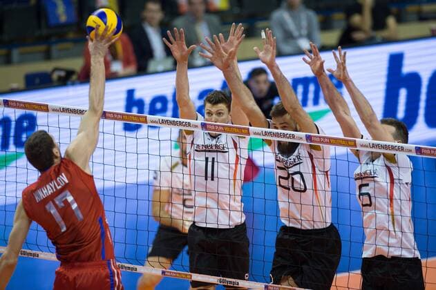 09.01.2016, Max Schmeling Halle, Berlin Volleyball, Olympiaqualifikation, Halbfinale, Deutschland (GER) vs. Russland (RUS) Angriff Maxim Mikhaylov ( 17 RUS) - Block Dreierblock Lukas Kampa ( 11 GER), Philipp Collin ( 20 GER), Denys Kaliberda ( 6 GER)