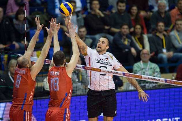 09.01.2016, Max Schmeling Halle, Berlin Volleyball, Olympiaqualifikation, Halbfinale, Deutschland (GER) vs. Russland (RUS) Block Doppelblock Sergey Tetyukhin ( 8 RUS), Alexander Volkov ( 18 RUS) - Angriff Georg György Gyoergy Grozer ( 9 GER)