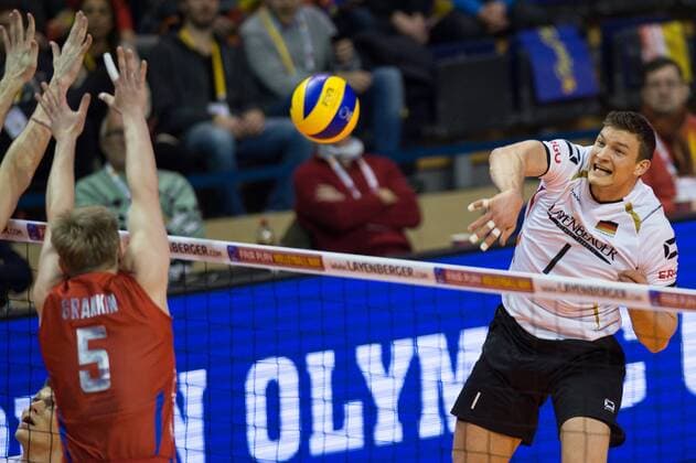 09.01.2016, Max Schmeling Halle, Berlin Volleyball, Olympiaqualifikation, Halbfinale, Deutschland (GER) vs. Russland (RUS) Block Sergey Grankin ( 5 RUS) - Angriff Christian Fromm ( 1 GER)