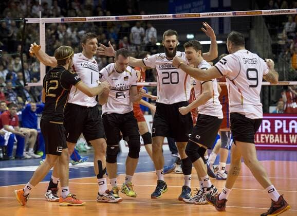 Jubel nach einem Punktgewinn: vl - Ferdinand TILLE (12 GER), Christian FROMM (1 GER), Denys KALIBERDA (6 GER), Philipp COLLIN (20 GER), Lukas Immanuel KAMPA (11 GER) und Georg GROZER (9 GER) Halbfinale: Russland - Deutschland am 09.01.2016 Volleyball Europaeisches Olympia Qualifikationsturnier 2016 in Berlin, Deutschland,