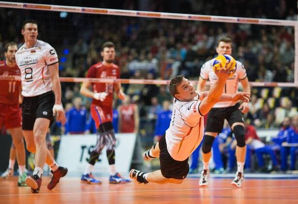 Berlin, Deutschland, 09.01.2016: Volleyball Olympia Qualifikation Männer Maenner 2016 - Spiel Deutschland - Russland. Christian Fromm (Germany 1) rettet einen Ball