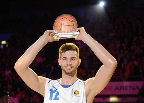 09.01.2016 - Basketball - Saison 2015 2016 - Beko BBL Allstarday - NBBL-Spiel: Nord gegen Süd - HMI - Leon Kratzer vom TSV Tröster Breitengüßbach wurde zum Most Valuable Player (MVP) des NBBL Spiels gewählt.