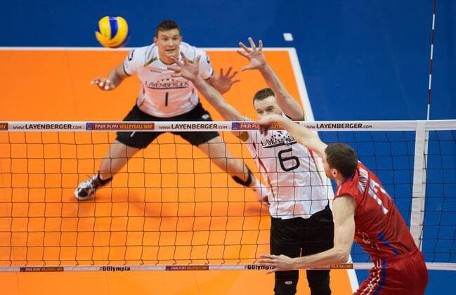 Berlin, Deutschland, 09.01.2016: Volleyball Olympia Qualifikation Männer Maenner 2016 - Spiel Deutschland - Russland. v.li. Christian Fromm (Germany 1), Denis Kaliberda (Germany 6), Maxim Mikhailov (Russia 17)