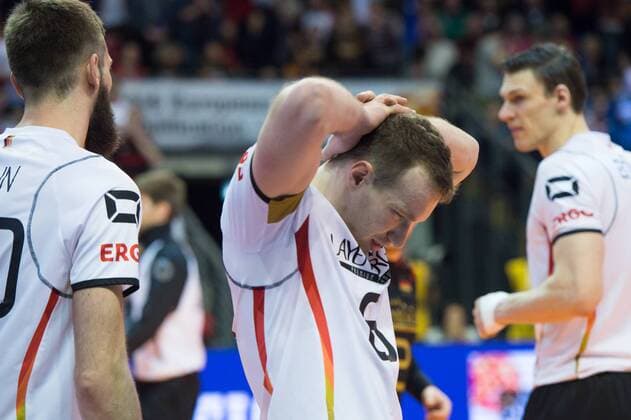 09.01.2016, Max Schmeling Halle, Berlin Volleyball, Olympiaqualifikation, Deutschland (GER) vs. Russland (RUS) Denys Kaliberda ( 6 GER) enttäuscht enttaeuscht traurig nach Niederlage