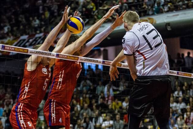 Angriff HIRSCH Simon ( 13 Deutschland) gegen erfolgreichen Block GRANKIN Sergey ( 5 Russland) und VOLVICH Artem ( 4 Russland) GER, Berlin, Volleyball, Europa, CEV, Olympia-Qualifikation, Turnier, 09.01.2016, Max-Schmeling-Halle, Deutschland - Russland, Halbfinale