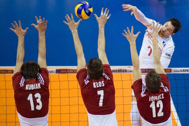 09.01.2016, Max Schmeling Halle, Berlin Volleyball, Olympiaqualifikation, Frankreich (FRA) vs. Polen (POL) Block Dreierblock Michal Kubiak ( 13 POL), Karol Klos ( 7 POL), Grzegorz Lomacz ( 12 POL) - Angriff Kevin Tillie ( 7 FRA)