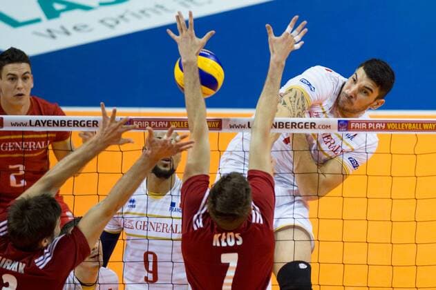 09.01.2016, Max Schmeling Halle, Berlin Volleyball, Olympiaqualifikation, Frankreich (FRA) vs. Polen (POL) Block Doppelblock Michal Kubiak ( 13 POL), Karol Klos ( 7 POL) - Angriff Nicolas Le Goff ( 14 FRA)