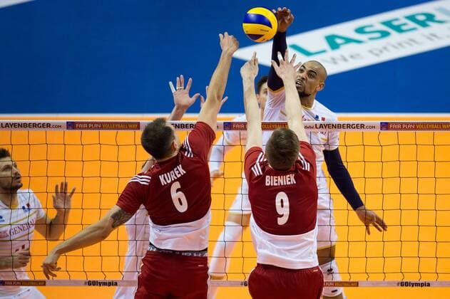 Bilder des Tages - SPORT 09.01.2016, Max Schmeling Halle, Berlin Volleyball, Olympiaqualifikation, Frankreich (FRA) vs. Polen (POL) Block Doppelblock Bartosz Kurek ( 6 POL), Mateusz Bieniek ( 9 POL) - Angriff Earvin Ngapeth ( 9 FRA)