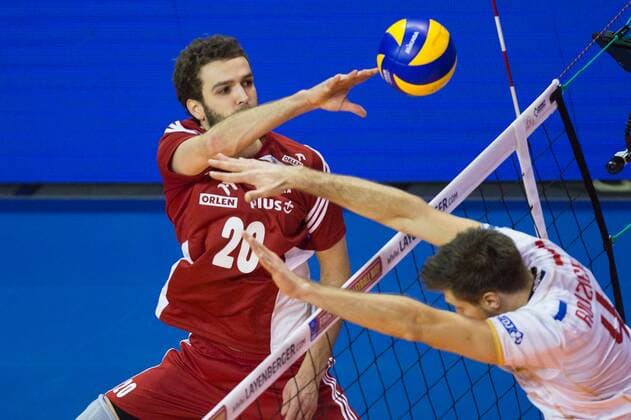 09.01.2016, Max Schmeling Halle, Berlin Volleyball, Olympiaqualifikation, Frankreich (FRA) vs. Polen (POL) Angriff Mateusz Mika ( 20 POL) - Block Antonin Rouzier ( 4 FRA)