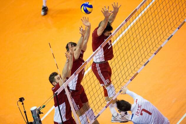09.01.2016, Max Schmeling Halle, Berlin Volleyball, Olympiaqualifikation, Frankreich (FRA) vs. Polen (POL) Block Dreierblock Grzegorz Lomacz ( 12 POL), Karol Klos ( 7 POL), Michal Kubiak ( 13 POL) - Angriff Kevin Tillie ( 7 FRA)