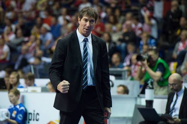 09.01.2016, Max Schmeling Halle, Berlin Volleyball, Olympiaqualifikation, Frankreich (FRA) vs. Polen (POL) Jubeö Laurent Tillie (Trainer Coach FRA)