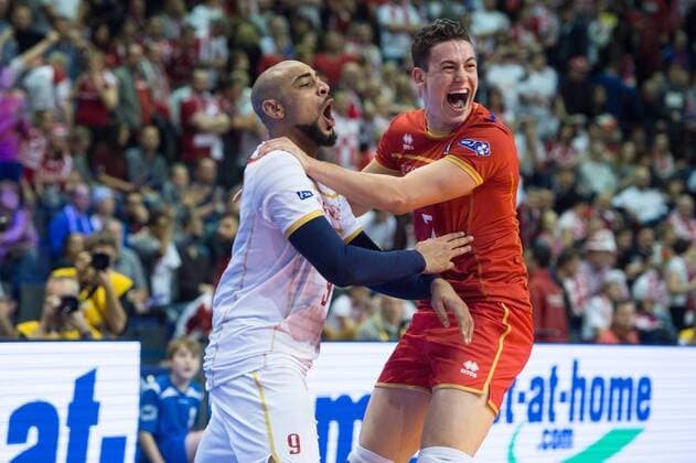 09.01.2016, Max Schmeling Halle, Berlin Volleyball, Olympiaqualifikation, Frankreich (FRA) vs. Polen (POL) Jubel Earvin Ngapeth ( 9 FRA), Jenia Grebennikov ( 2 FRA) nach Matchball Sieg