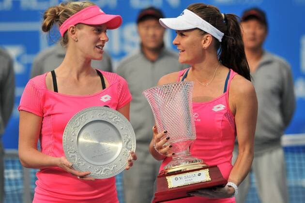 Agnieszka Radwanska of Poland, left, and Alison Riske of the United States talk as they pose with their champion and runner-up trophies after their women s singles final match of the WTA Tennis Damen 2016 Shenzhen Open tennis tournament in Shenzhen city, south China s Guangdong province, 9 January 2016. Agnieszka Radwanska of Poland defeated Alison Riske of the United States 2-0 (6-2 6-2) in their women s singles final match of the WTA 2016 Shenzhen Open tennis tournament in Shenzhen city, south China s Guangdong province, 9 January 2016. Agnieszka Radwanska defeats Alison Riske to take WTA Shenzhen Open title  pbu386985_10