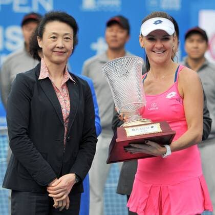Agnieszka Radwanska of Poland, right, poses with her trophy after defeating Alison Riske of the United States in their women s singles final match of the WTA Tennis Damen 2016 Shenzhen Open tennis tournament in Shenzhen city, south China s Guangdong province, 9 January 2016. Agnieszka Radwanska of Poland defeated Alison Riske of the United States 2-0 (6-2 6-2) in their women s singles final match of the WTA 2016 Shenzhen Open tennis tournament in Shenzhen city, south China s Guangdong province, 9 January 2016. Agnieszka Radwanska defeats Alison Riske to take WTA Shenzhen Open title  pbu386985_12