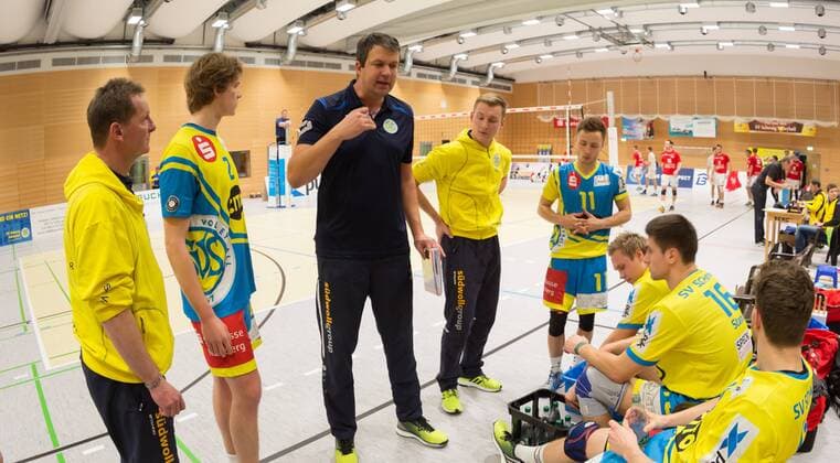 09.01.2016 - Volleyball - 2. Bundesliga Süd Männer - Saison 2015 2016 - SV Schwaig - ASV Dachau - MWei - Michael Raddatz (Trainer, SV Schwaig ) spricht zu seinen Spielern