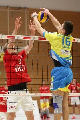 09.01.2016 - Volleyball - 2. Bundesliga Süd Männer - Saison 2015 2016 - SV Schwaig - ASV Dachau - MWei - Perica Stanic (16, SV Schwaig ) gegen Patrick Köder (8, SV Fellbach )