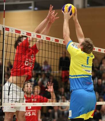 09.01.2016 - Volleyball - 2. Bundesliga Süd Männer - Saison 2015 2016 - SV Schwaig - ASV Dachau - MWei - Felix Klaue (2, SV Fellbach ) gegen Yannick Klement (1, SV Schwaig )