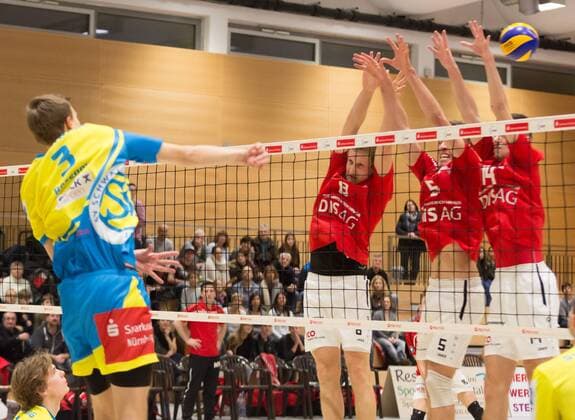 09.01.2016 - Volleyball - 2. Bundesliga Süd Männer - Saison 2015 2016 - SV Schwaig - ASV Dachau - MWei - Tim Rosenow (3, SV Schwaig ) gegen Patrick Köder (8, SV Fellbach ) und Valentino Nadale (5, SV Fellbach )