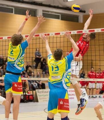 09.01.2016 - Volleyball - 2. Bundesliga Süd Männer - Saison 2015 2016 - SV Schwaig - ASV Dachau - MWei - Valentino Nadale (5, SV Fellbach ) schlägt Ball. Janis Späth (2, SV Schwaig ) und Wichard Lüdje (13, SV Schwaig ) versuchen zu blocken