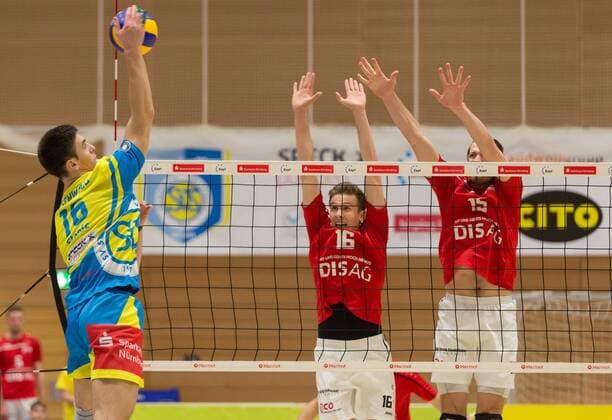 09.01.2016 - Volleyball - 2. Bundesliga Süd Männer - Saison 2015 2016 - SV Schwaig - ASV Dachau - MWei - Perica Stanic (16, SV Schwaig ) gegen Timo Koch (16, SV Fellbach ) und Christopher Howe (15, SV Fellbach )
