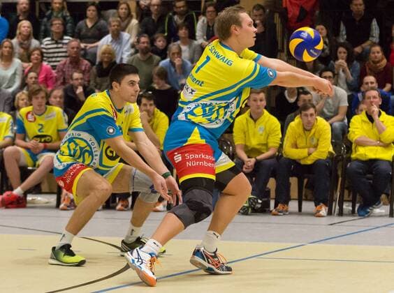 09.01.2016 - Volleyball - 2. Bundesliga Süd Männer - Saison 2015 2016 - SV Schwaig - ASV Dachau - MWei - Yannick Klement (1, SV Schwaig ), im Hintergrund Perica Stanic (16, SV Schwaig )