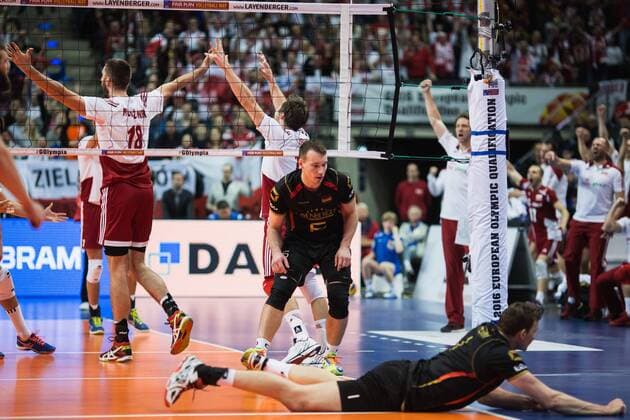 Berlin, Deutschland, 10.01.2016: Volleyball Olympia Qualifikation Männer Maenner 2016 - Spiel um Platz 3 Deutschland - Polen. Denis Kaliberda (Germany 6) und Christian Fromm (Germany 1) liegen am Boden, hinten jubeln Marcin Mozdzonek (Poland 18), Michal Kubiak (Poland 13) und Trainer Stephane Antiga (Poland)