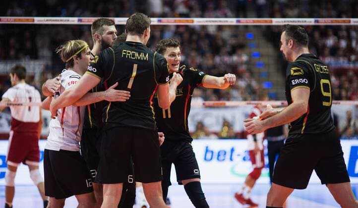 Berlin, Deutschland, 10.01.2016: Volleyball Olympia Qualifikation Männer Maenner 2016 - Spiel um Platz 3 Deutschland - Polen. Jubel Deutschland v.li. Ferdinand Tille (Germany 12), Christian Fromm (Germany 1), Lukas Kampa (Germany 11), Georg Grozer (Germany 9)