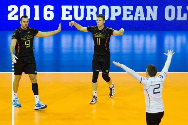 Berlin Jubel Gyorgy Georg Grozer ( 9, Deutschland Germany) und Lukas Immanuel Kampa ( 11, Deutschland Germany); 2016 CEV Volleyball European Olympic Qualification Berlin, Max-Schmeling-Halle, Berlin Deutschland Germany, 20160110 Partie (match): Kleines Finale Deutschland gegen Polen (3rd place match Germany vs Poland); Copyright: Wuechnerx xEibner-Pressefoto EP_nwr