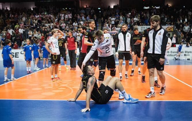 Berlin, Deutschland, 10.01.2016: Volleyball Olympia Qualifikation Männer Maenner 2016 - Spiel um Platz 3 Deutschland - Polen. Markus Steuerwald (Germany 2) troestet Georg Grozer (Germany 9)