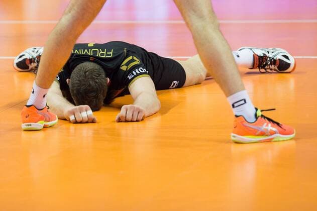 Themen der Woche - Sport Bilder des Tages - SPORT 10.01.2016, Max Schmeling Halle, Berlin Volleyball, Olympiaqualifikation, Spiel Platz 3 4, Deutschland (GER) vs. Polen (POL) Christian Fromm ( 1 GER) enttäuscht enttaeuscht traurig nach Niederlage