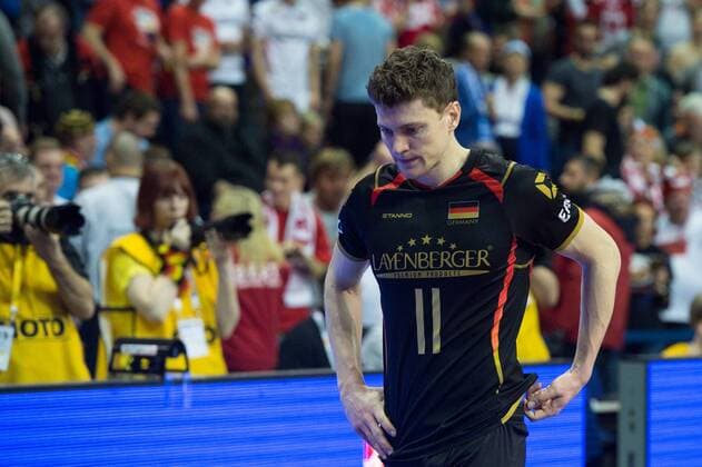 10.01.2016, Max Schmeling Halle, Berlin Volleyball, Olympiaqualifikation, Spiel Platz 3 4, Deutschland (GER) vs. Polen (POL) Lukas Kampa ( 11 GER) enttäuscht enttaeuscht traurig nach Niederlage