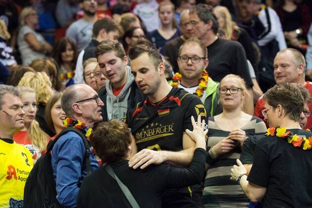 10.01.2016, Max Schmeling Halle, Berlin Volleyball, Olympiaqualifikation, Spiel Platz 3 4, Deutschland (GER) vs. Polen (POL) Trost von Fans fuer Georg György Gyoergy Grozer ( 9 GER) nach Niederlage