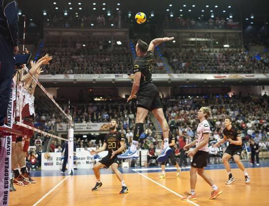 Themen der Woche - Sport Bilder des Tages - SPORT Georg GROZER (9 GER) im Angriff gegen den polnischen Block. Spiel um Platz 3: Polen - Deutschland am 10.01.2016 Volleyball Europaeisches Olympia Qualifikationsturnier 2016 in Berlin, Deutschland,