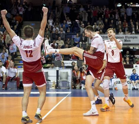 Jubel nach einem Punktgewinn: vl - Grzegorz LOMACZ (12 POL), Bartosz KUREK (6 POL) und Mateusz BIENIEK (9 POL) Spiel um Platz 3: Polen - Deutschland am 10.01.2016 Volleyball Europaeisches Olympia Qualifikationsturnier 2016 in Berlin, Deutschland,