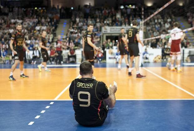 Georg GROZER (9 GER) sitzt am Boden. Spiel um Platz 3: Polen - Deutschland am 10.01.2016 Volleyball Europaeisches Olympia Qualifikationsturnier 2016 in Berlin, Deutschland,