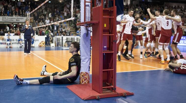 Nach dem verlorenen Spiel sitzt Lukas Immanuel KAMPA (11 GER) am Netzpfosten waehrend die polnischen Spieler den Sieg nach 5 Saetzen feiern. Spiel um Platz 3: Polen - Deutschland am 10.01.2016 Volleyball Europaeisches Olympia Qualifikationsturnier 2016 in Berlin, Deutschland,