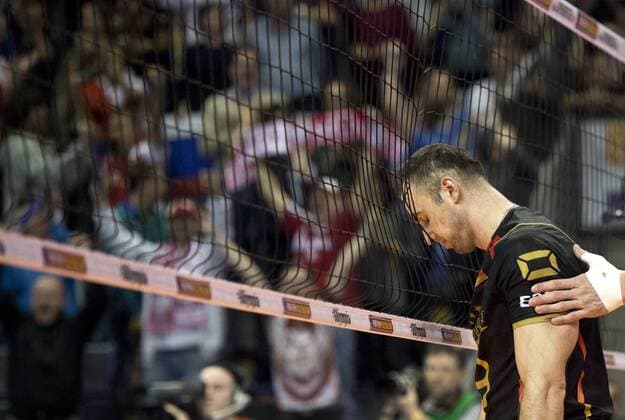 Georg GROZER (9 GER) stuetzt seinen Kopf in das Netz. Spiel um Platz 3: Polen - Deutschland am 10.01.2016 Volleyball Europaeisches Olympia Qualifikationsturnier 2016 in Berlin, Deutschland,