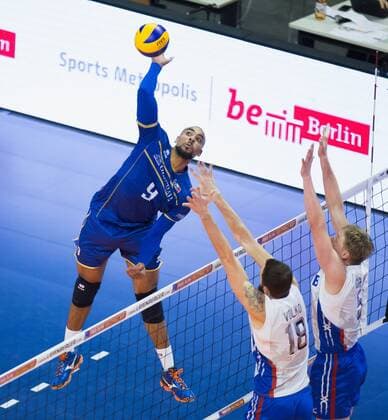 Berlin, Deutschland, 10.01.2016: Volleyball Olympia Qualifikation Männer Maenner 2016 - Finale Russland - Frankreich Russland - Frankreich. Earvin Ngapeth (France 9) gegen den Block aus Alexander Volkov (Russia 18) und Sergey Grankin (Russia 5)