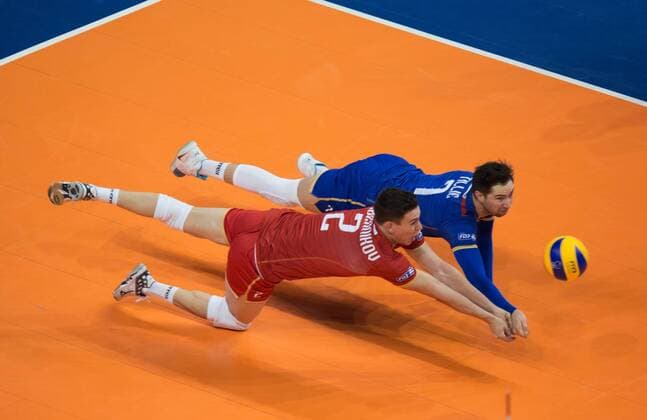 Berlin, Deutschland, 10.01.2016: Volleyball Olympia Qualifikation Männer Maenner 2016 - Finale Russland - Frankreich Russland - Frankreich. Jenia Grebennikov (France 2), Kevin Tillie (France 7)