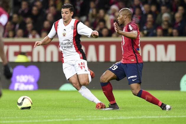 SIDIBE Djibril (Losc) vs BEN ARFA Hatem (Nice) - Fussball Frankreich, Ligue 1, Lille OSC vs. OGC Nice - 10 01 2016 JBAutissier Panoramic 
