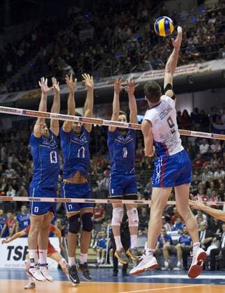 Yury BEREZHKO (9 RUS) spielt den Ball gegen Pierre PUJOL (13 FRA), Franck LAFITTE (17 FRA) und Julien LYNEEL (11 FRA) Finale: Frankreich - Russland am 10.01.2016 Volleyball Europaeisches Olympia Qualifikationsturnier 2016 in Berlin, Deutschland,
