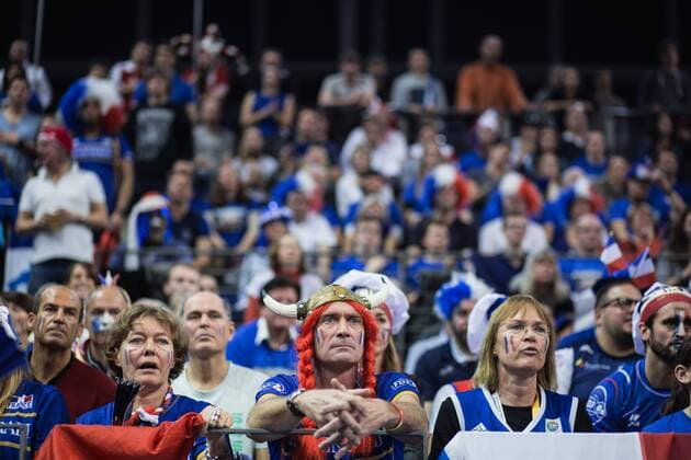 Berlin, Deutschland, 10.01.2016: Volleyball Olympia Qualifikation Männer Maenner 2016 - Finale Russland - Frankreich Russland - Frankreich. Fans von Frankreich ahnen die Niederlage