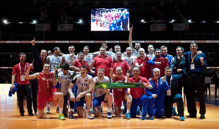 Die russische Mannschaft feiert den Sieg. Finale: Frankreich - Russland am 10.01.2016 Volleyball Europaeisches Olympia Qualifikationsturnier 2016 in Berlin, Deutschland,