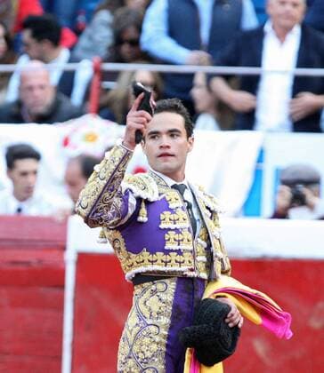Mexican Juan Pablo Sanchez cuts an ear during a bullfight of the bullfighting season of Plaza de Toros in Mexico City, Mexico on 10 January 2016. BULLFIGHTING SEASON IN MEXICO !ACHTUNG: NUR REDAKTIONELLE NUTZUNG!  MEX100 20160111-635880903168460009