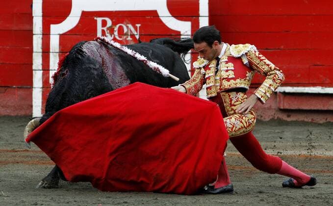 Spanish Enrique Ponce fights with his bull during a bullfight of the bullfighting season of Feria de Manizales in Manizales, Colombia, 10 January 2016. BULLFIGHT SEASON IN MANIZALES !ACHTUNG: NUR REDAKTIONELLE NUTZUNG!  MAN01 20160111-635880905687531861