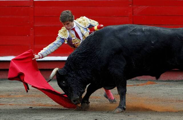 Spanish El Juli fights with his bull during a bullfight of the bullfighting season of Feria de Manizales in Manizales, Colombia, 10 January 2016. BULLFIGHT SEASON IN MANIZALES !ACHTUNG: NUR REDAKTIONELLE NUTZUNG!  MAN01 20160111-635880905710775712